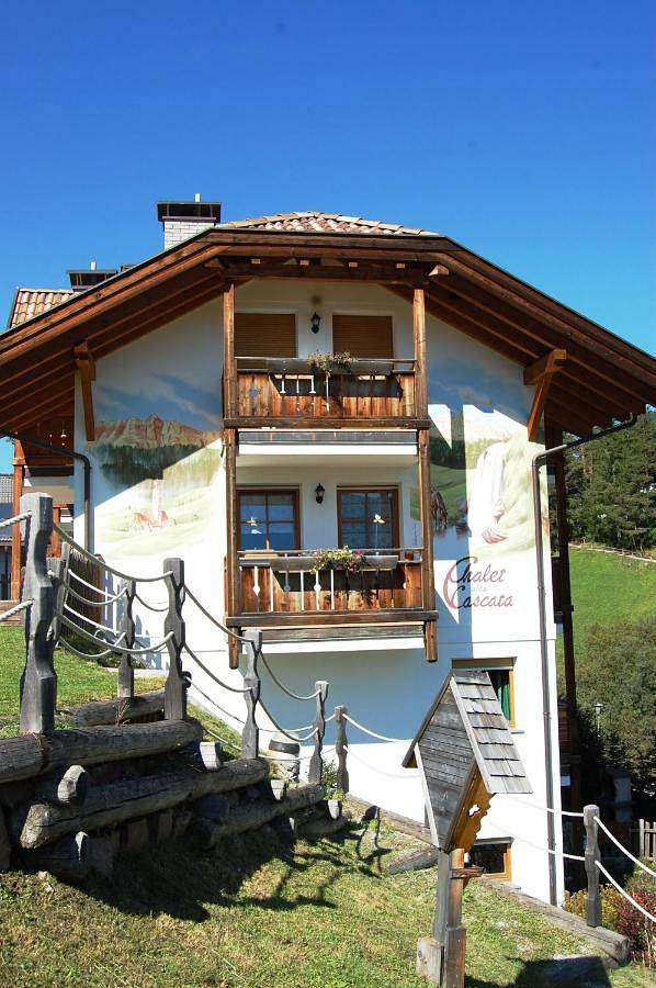 Hütte für 9 Personen, mit Terrasse und Garten sowie Ausblick in Alta Badia