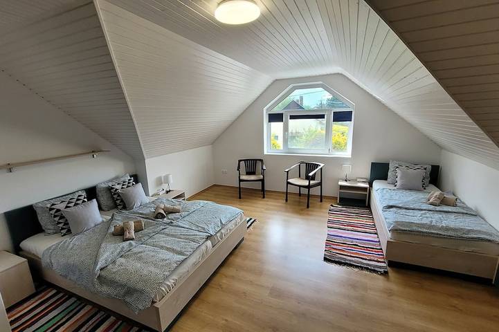 Ferienhaus für 17 Personen, mit Whirlpool und Balkon sowie Pool und Garten