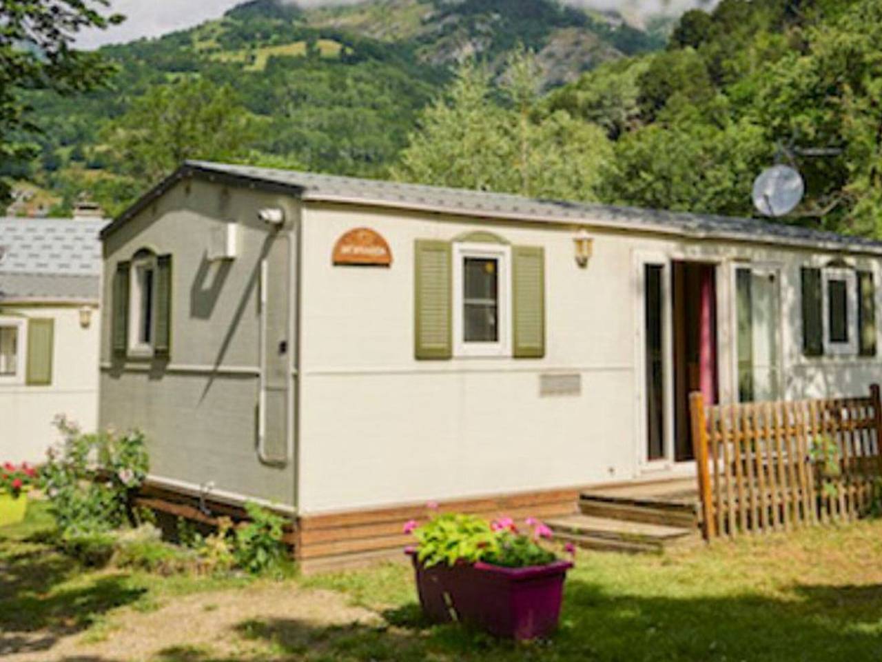 Komfortables Mobilheim mit Terrasse für 4 Personen in Séez, Albertville und Umgebung