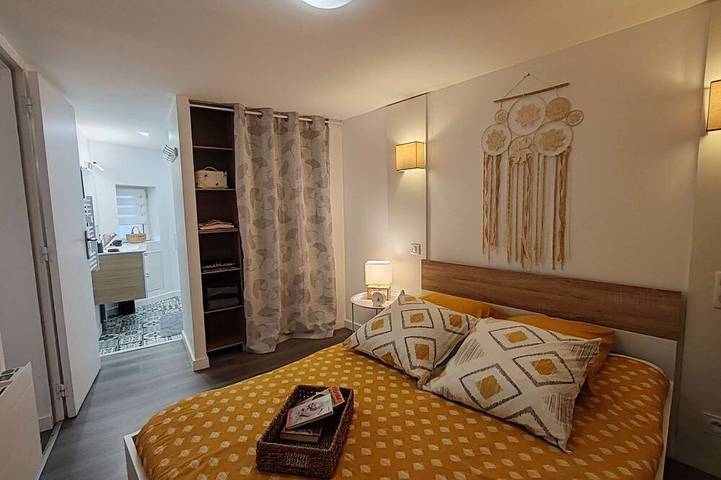 Entire apartment, L'Escapade - 1 bedroom - 2 people - Terrace in Châtel-Guyon, Volcans d'Auvergne Regional Nature Park