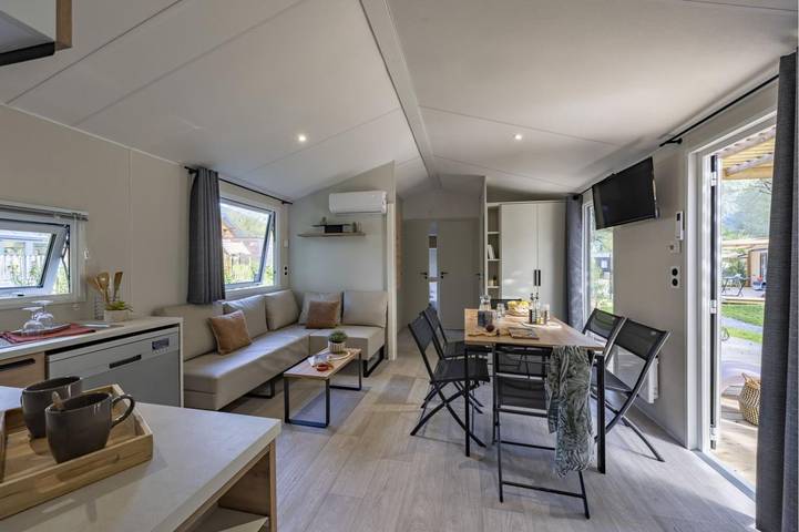 Camping pour 6 personnes, avec terrasse ainsi que piscine et jardin, adapté aux familles dans Bauges - 4