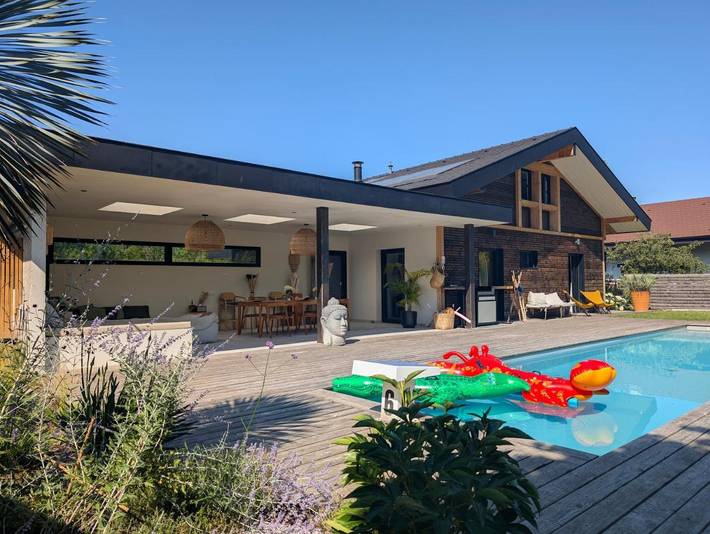 Villa pour 10 personnes, avec terrasse ainsi que vue et piscine, animaux acceptés