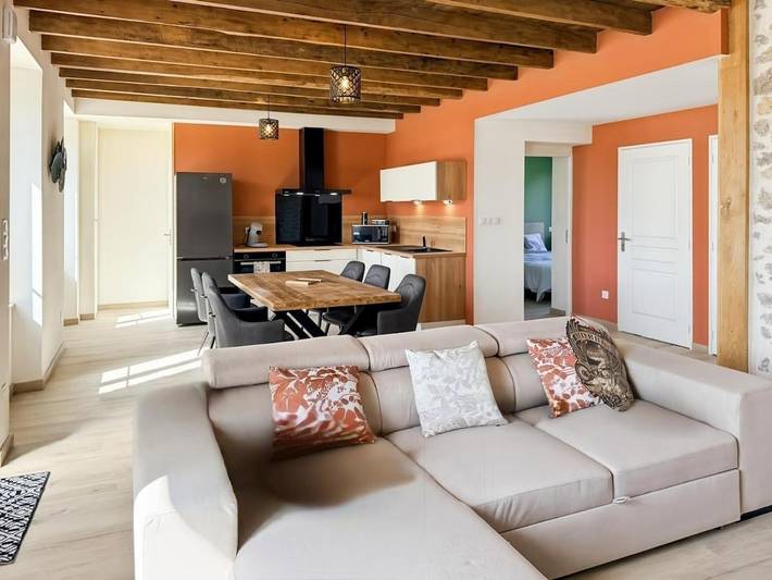 Location de vacances pour 4 personnes, avec jardin ainsi que piscine et terrasse à Ladinhac