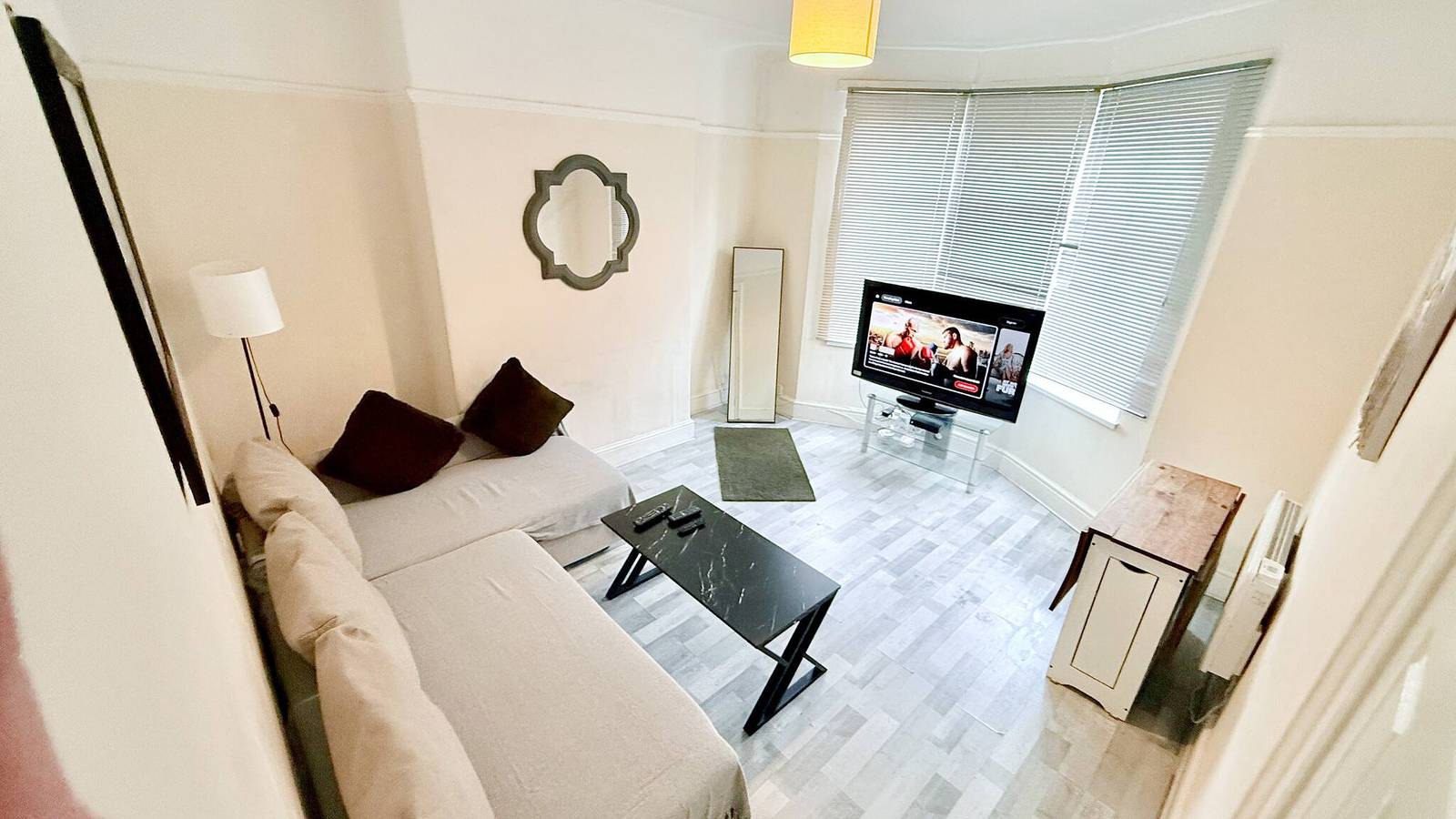 Maison spacieuse de 4 chambres, retraite avec jardin, parking in Merseyside