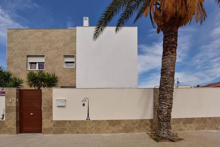 Chalet para 10 personas, con jardín además de piscina y balcón - 1