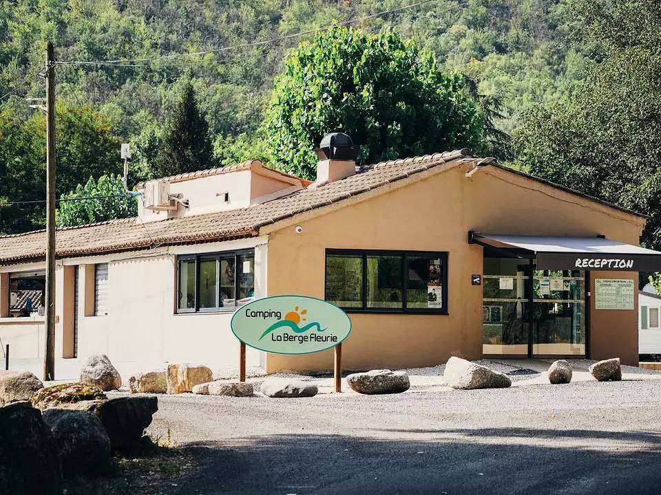 Mobil-Home 3 Rooms 4/6 People Air-conditioned + Tv in Mialet, Cévennes
