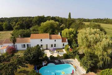 Location de vacances pour 14 personnes, avec piscine ainsi que jardin et jacuzzi à Sallertaine