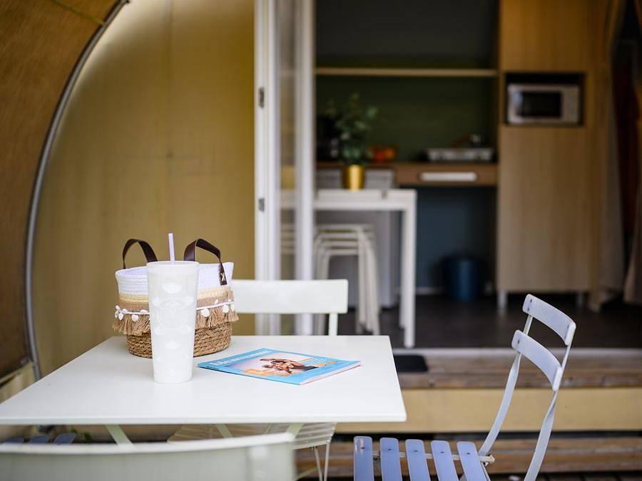 Camping L'Abri des Pins - Tente en toile et en bois 4 personnes - D/ Tente Coco Sweet 2 ch / 4p - 16m²- Auvent toilé in Saint-Jean-de-Monts, Vendée
