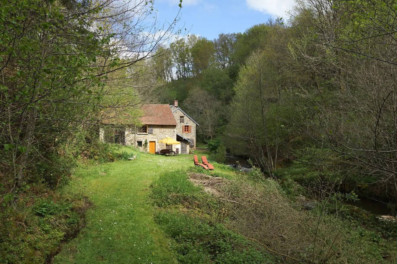 Cottage « Le Moulin de Laval » avec terrasse privée, Wi-Fi et climatisation in Saint-Priest-des-Champs, Puy-de-Dôme