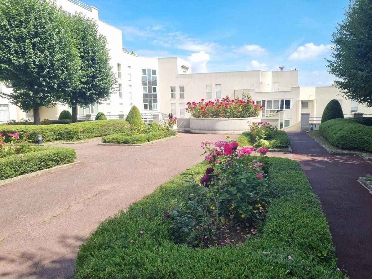 Appartement de vacances entier, Double Room with Private Bathroom in Rosny-sous-Bois, Seine-Saint-Denis