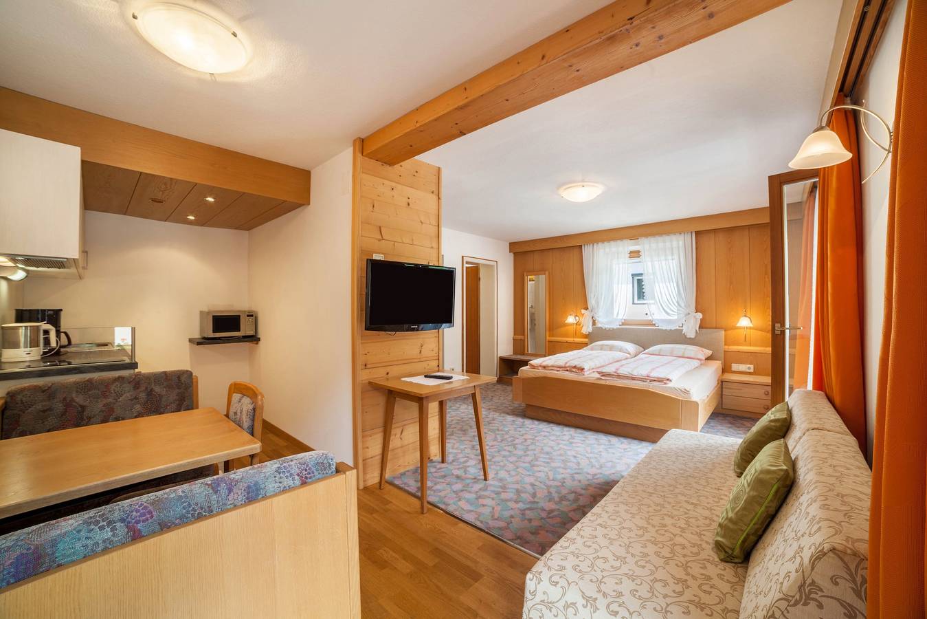 Entire apartment, Vacation Apartment "Moosmair 1" with Mountain View, Wi-Fi, Terrace & Garden in St. Martin in Passeier, Passeiertal