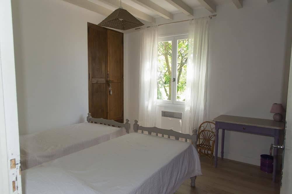 En Provenza, entre Ventoux y Luberon, hermosa villa con piscina. in La Roque-sur-Pernes, Vaucluse