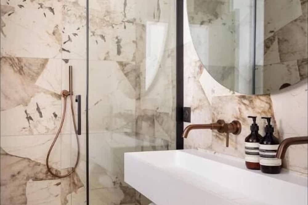 Ganze Wohnung, A Blend Of Minimalist Elegance, Parisian Flair Near Rue Mouffetard-Latin Quarter in Paris, Ile de France