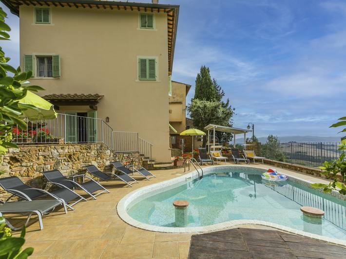 Agriturismo per 7 persone, con panorama e terrazza nonché giardino a Montaione