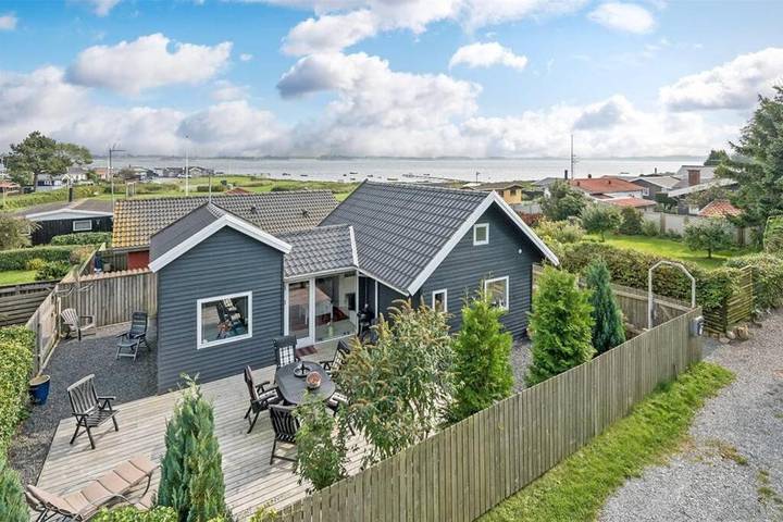 Ferieudlejning for 4 personer, med Terrasse og Have samt Udsigt i Munkebo