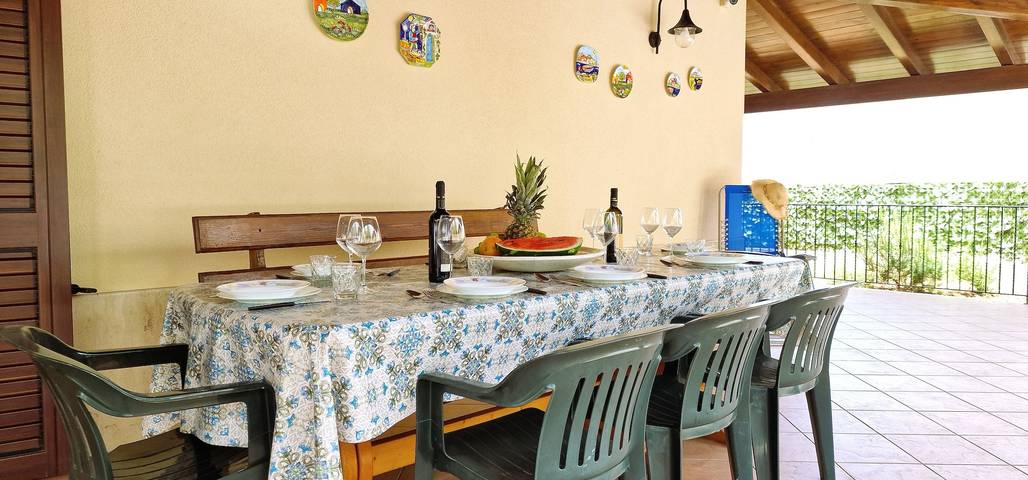 Villa 'Paradiso' with Private Pool, Wi-Fi and Air Conditioning in Alcamo Marina, Alcamo