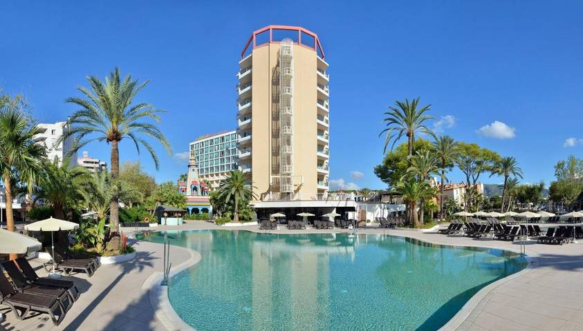 Hôtel pour 4 personnes, avec bassin pour enfant et jardin ainsi que vue et piscine
