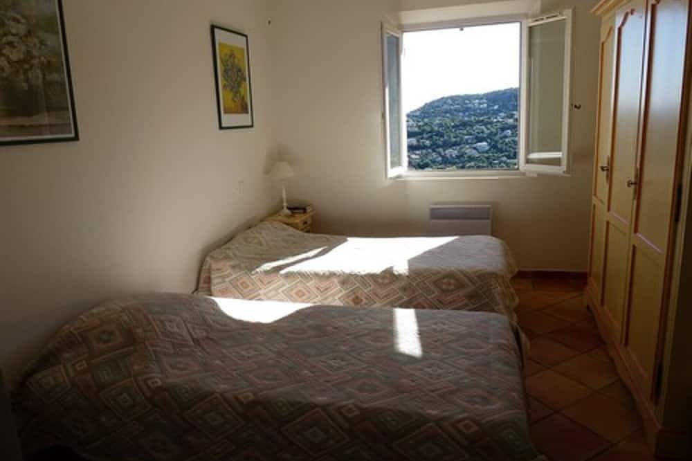 Vue mer imprenable, Villa climatisée avec piscine chauffée à 1,5km de la plage. in Cavalaire-sur-Mer, Région de Draguignan