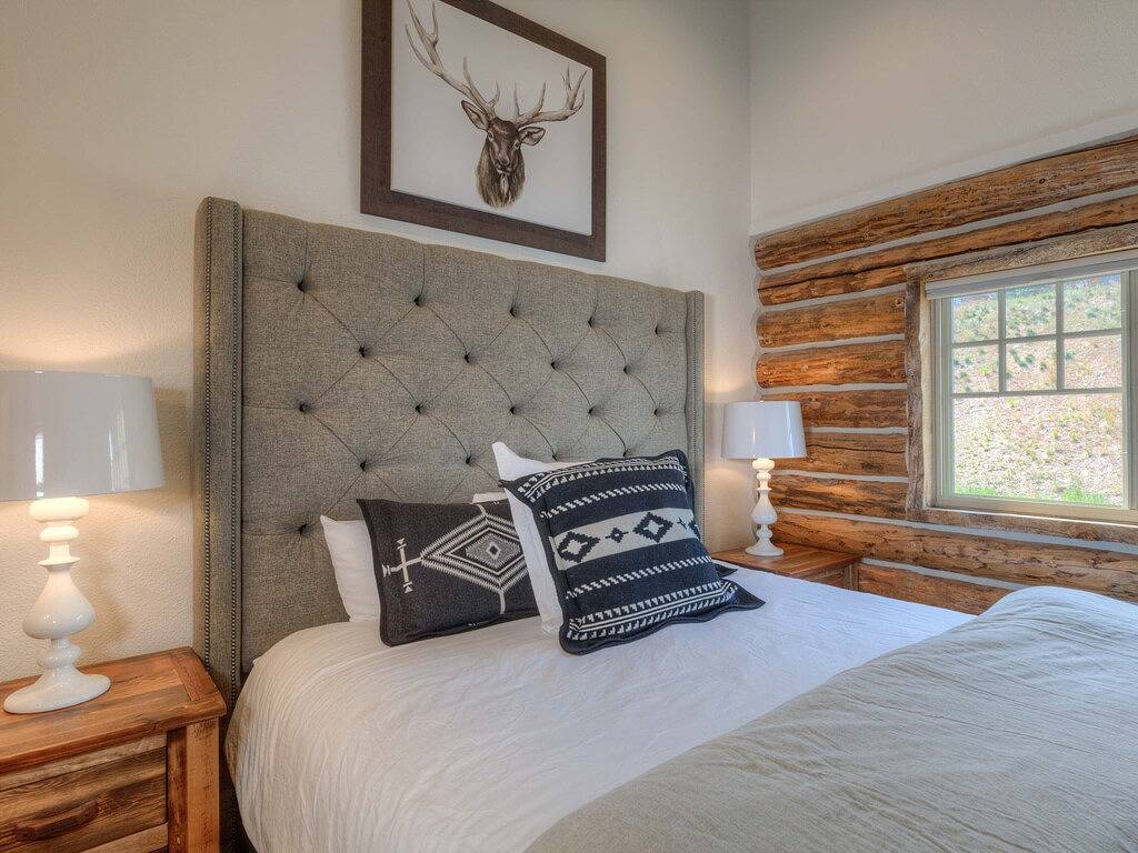 Ski-in/out Shooting Star Cowboy Heaven Cabin w/Mtn Modern Decor, Views, Hot Tub in Big Sky Mountain Village, Big Sky