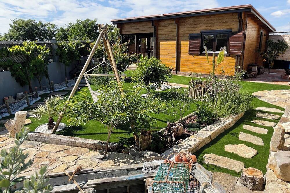 Wooden house with a private garden in Leiria District
