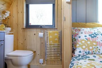 Log Cabin for 2 People in Cornwall, South West England, Photo 4