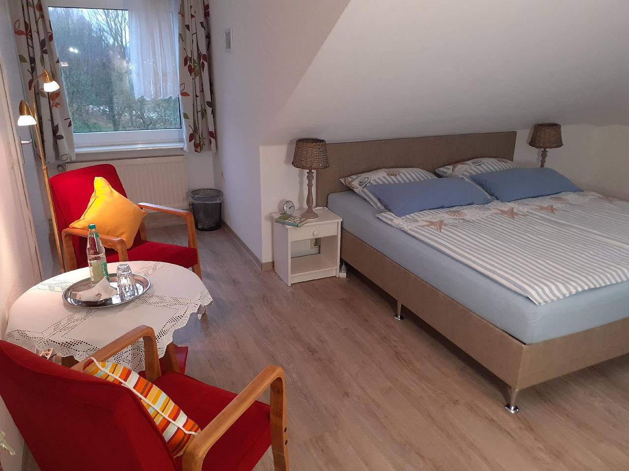 Doppelzimmer mit Frühstück , auch als Einzelzimmer, im Obergeschoß in Pilsum, Krummhörn