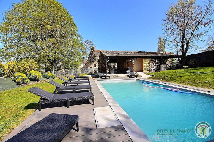 Gîte pour 15 personnes, avec Jacuzzi et Terrasse ainsi que Jardin et Piscine dans Beaussais-sur-Mer