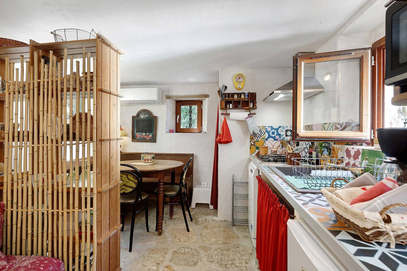 Apartamento entero, Apartamento «Les Châtaigniers Gîtes du Mas Haut» con vistas a la montaña, Wi-Fi y aire acondicionado in Saint-Jean-du-Gard, Cevenas