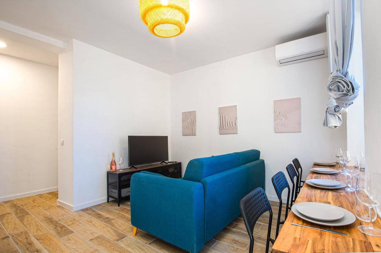 Appartement entier, Nice, 3-room refurbished apartment near train station in Nice, Côte méditerranéenne (France)