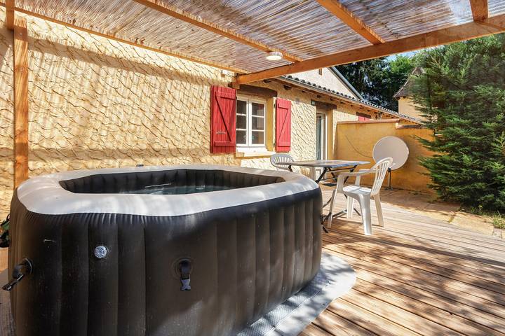 Holiday Home “Camping Les Pialades - Gîte Spa” with Private Terrace and Wi-Fi in Nabirat, Périgord Noir