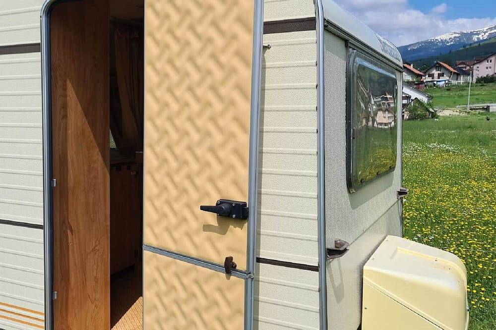 Kucica u blizini jezera in Montenegro