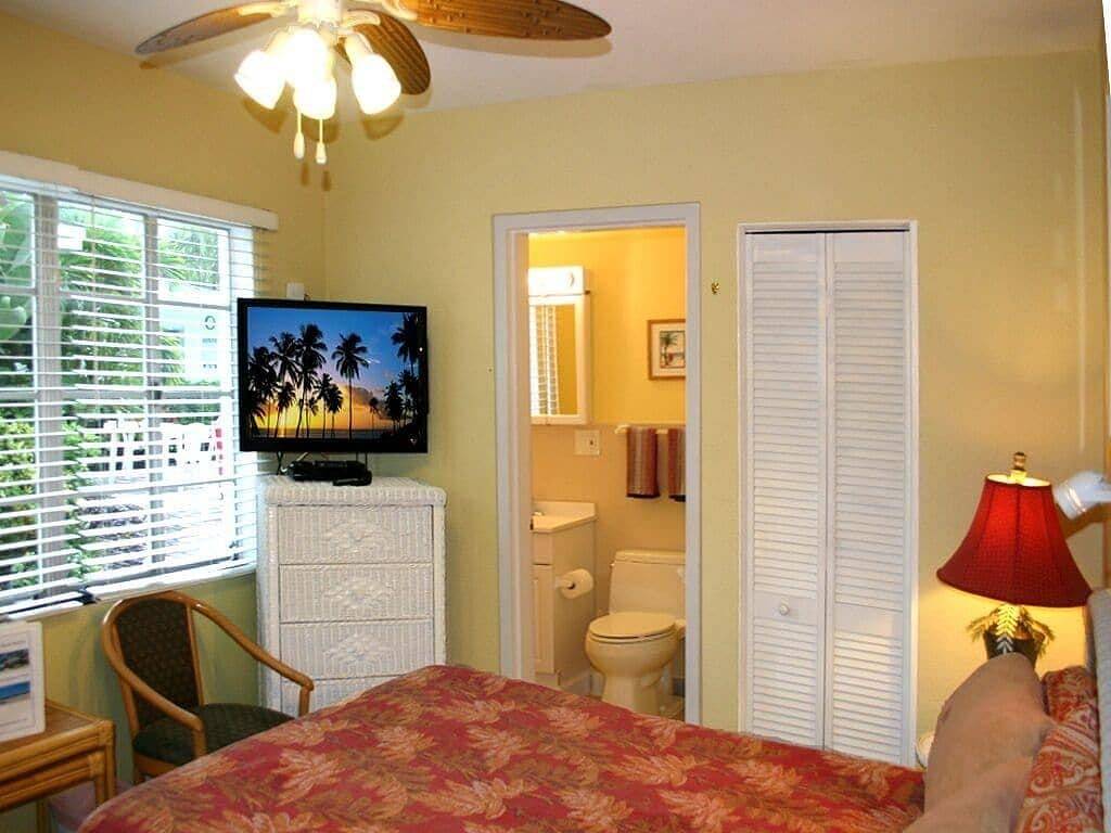 Mango Tango Cottage heated pool 2-minute walk to beach and attractions. in Clearwater Beach, Clearwater