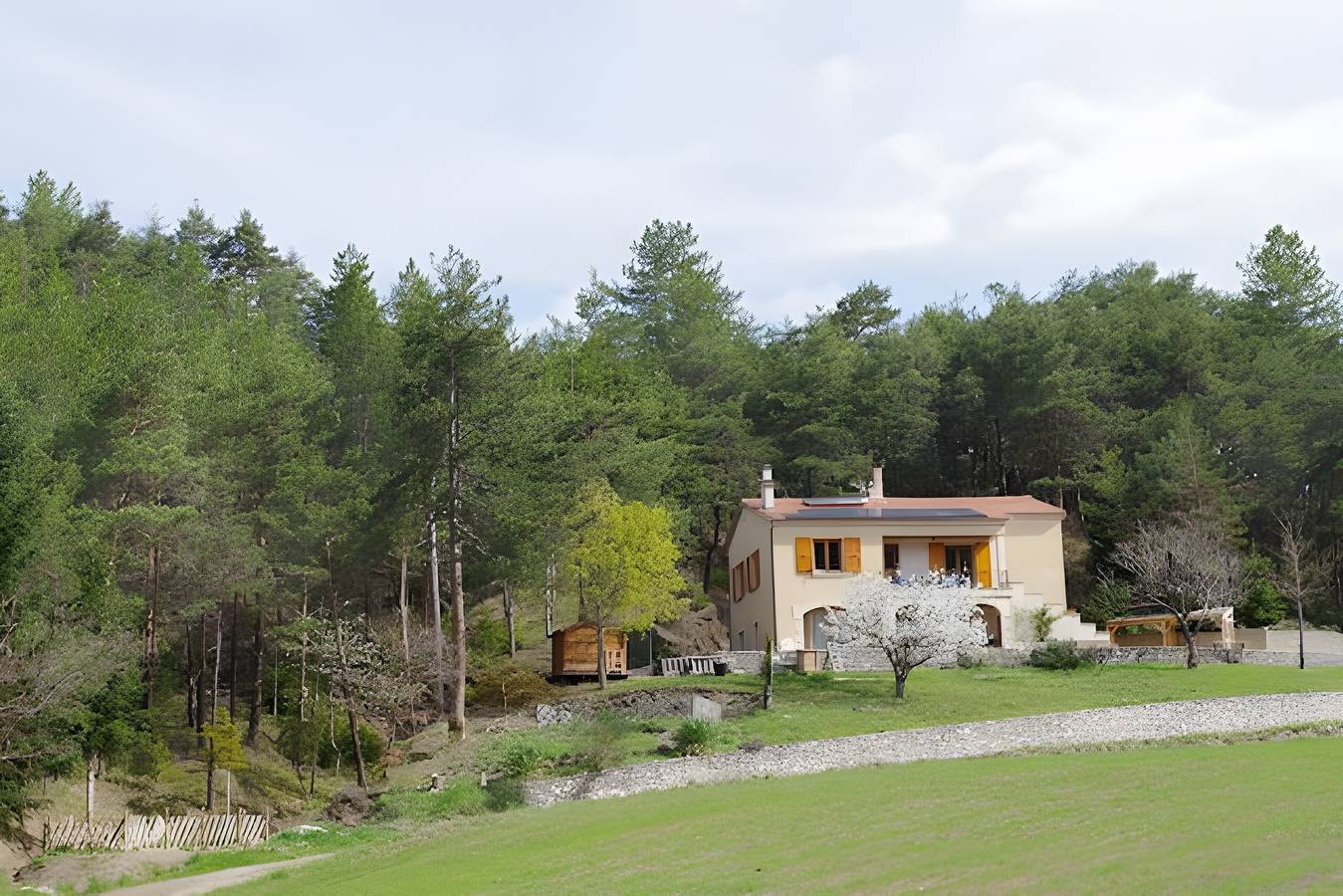 Gîte La Belle Étoile du Diois: comfort e tranquillità tra i boschi del Diois in Menglon, Die e dintorni