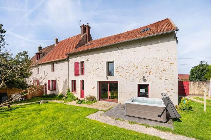 Gîte pour 15 personnes, avec jardin et jacuzzi dans Doue