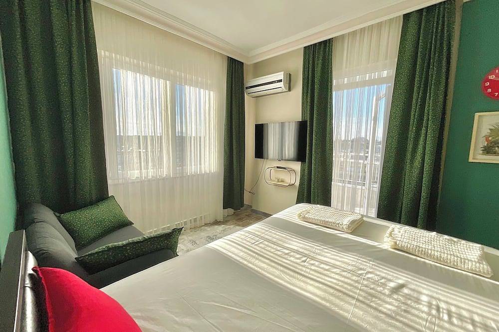 Entire apartment, Pine & Ocean Breeze Family Apartment - 3 Bedrooms with Ac, 5 Beds, Seaview in Antalya, Antalya Province