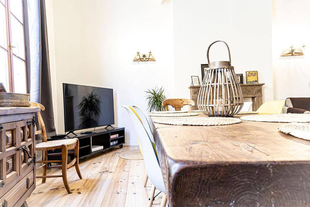 Apartamento entero, Five-Bedroom House in Foix, Ariège