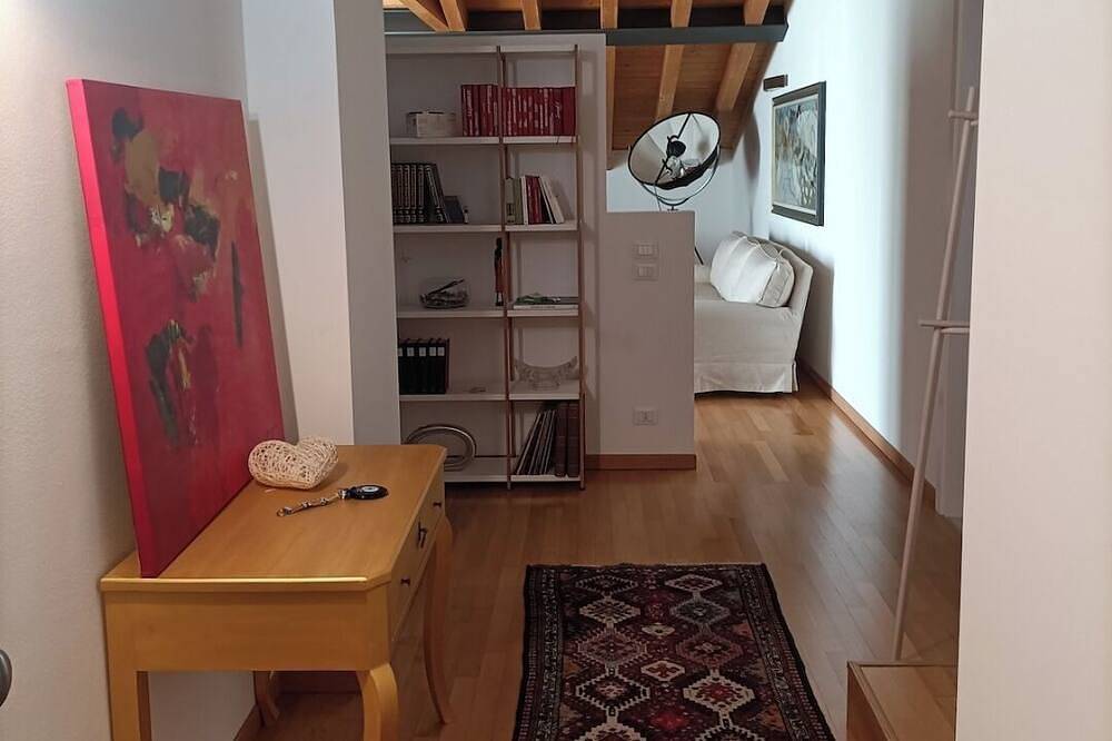 Camera in attico mansardato con terrazzo in Sacile, Provincia di Pordenone