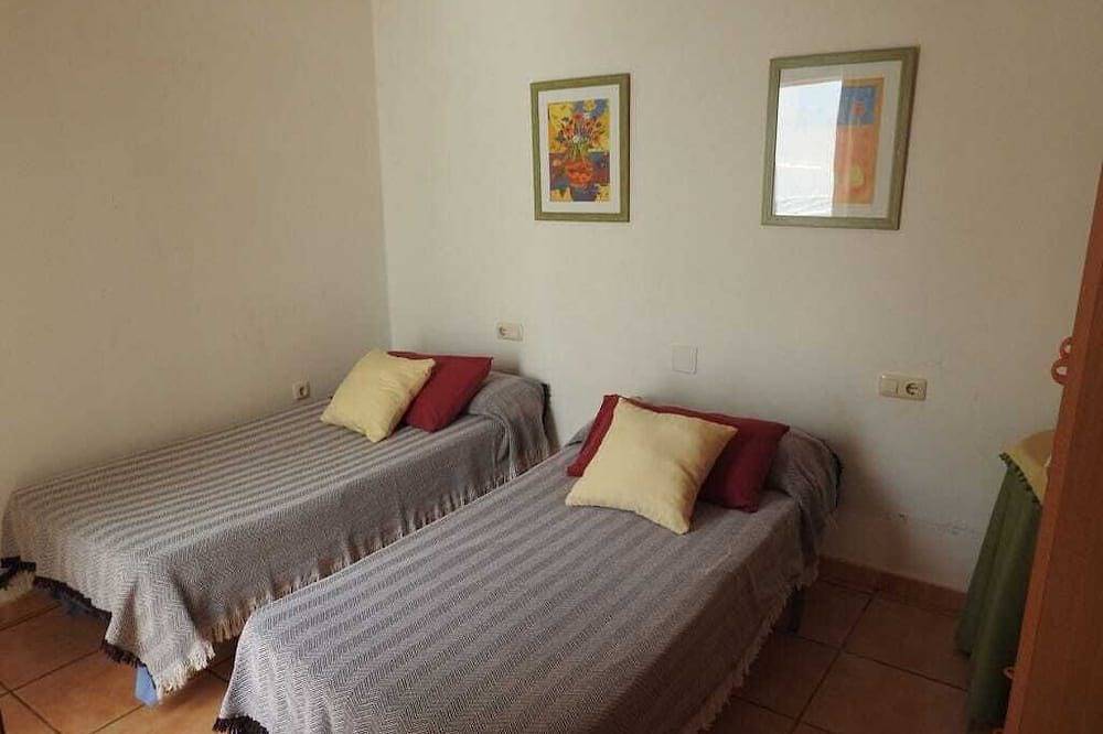 Apartamento entero, Acogedor Y Amplio Apartamento A 200 M De La Playa in Playa Famara, Teguise