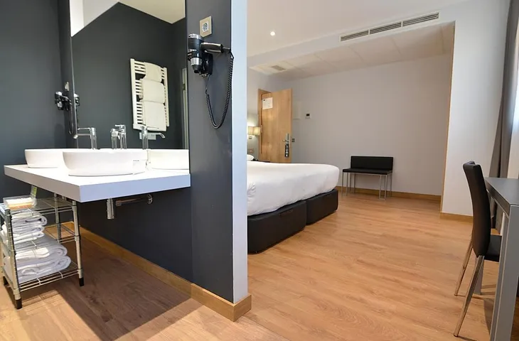 Hotel para 3 personas, con terraza y jacuzzi - 1