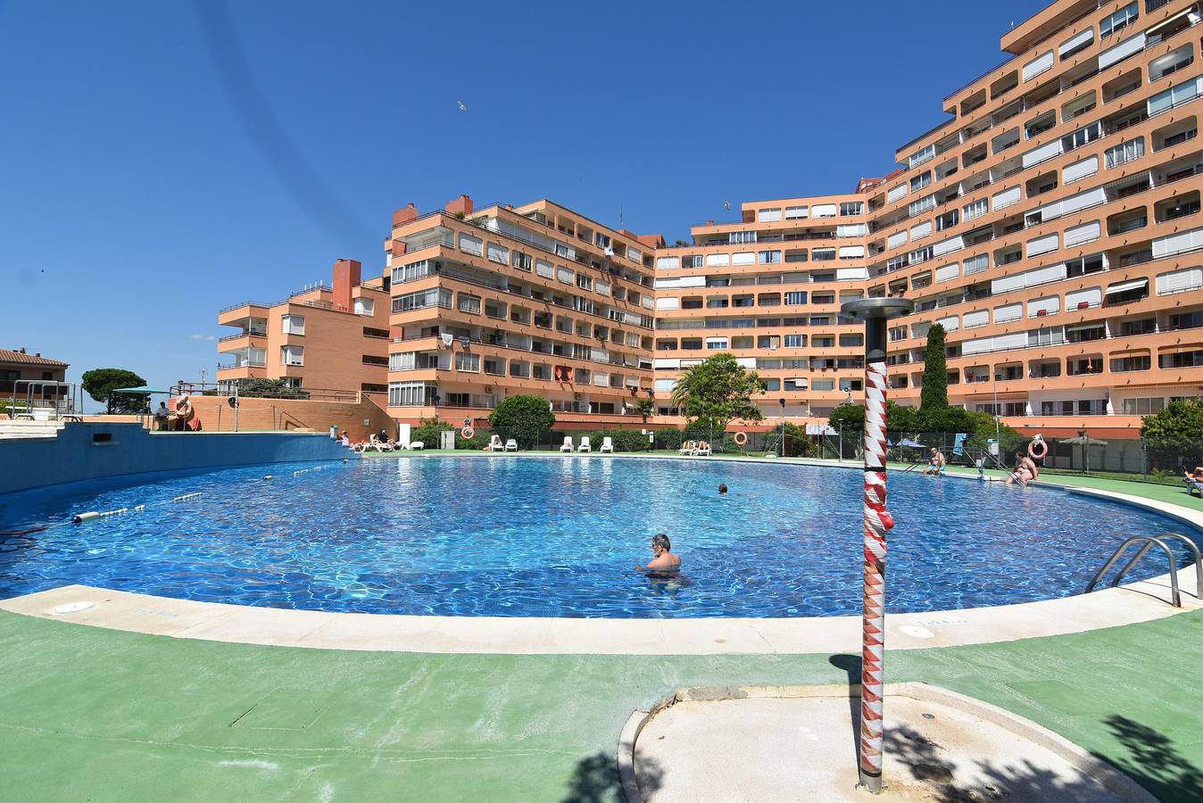 Estudio entero, ¡Encantador estudio en alquiler en Roses, Costa Brava! Capacidad para 3 personas, comodidades modernas, piscina, Wi-Fi gratuito, cerca de la playa. in Santa Margarida, Roses