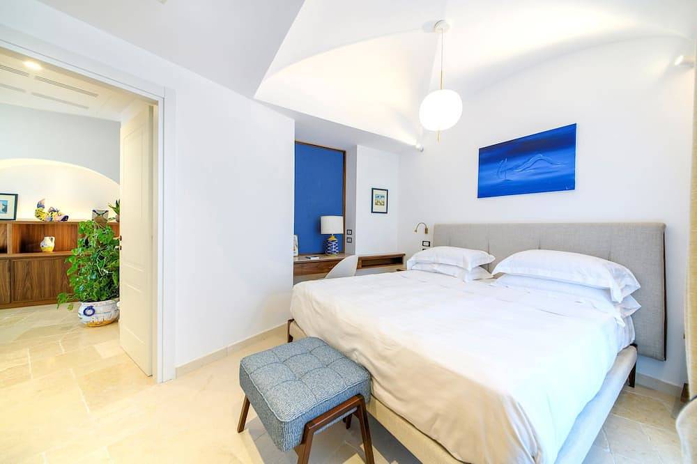 Big three bedrooms Villa on the ocean with exclusive garden and infinity pool in Chiaia, Ischia