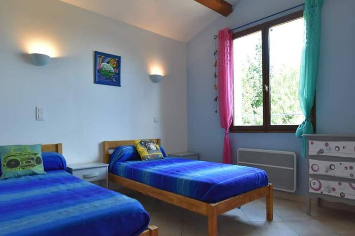 Location de vacances pour 8 personnes, avec balcon ainsi que piscine et jardin à Courry - 3