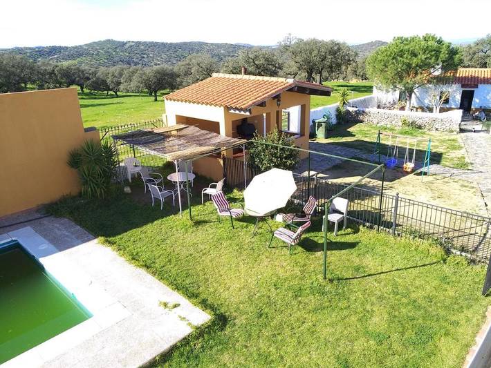 Casa rural para 14 personas, con piscina y jardín además de vistas y balcón en Tentudía - 2
