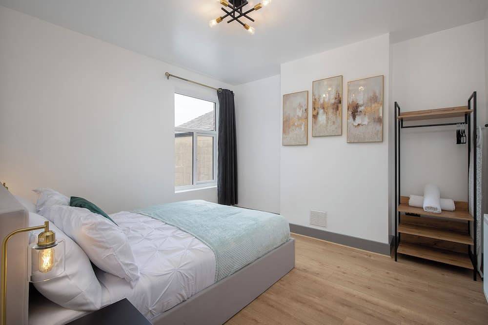 Entire apartment, Cosy and modern 2-bed first floor apartment close to Blackpool Centre in Blackpool Pleasure Beach, North West England