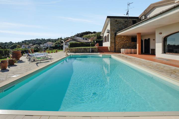 Villa per 6 persone, con terrazza e piscina a Livorno