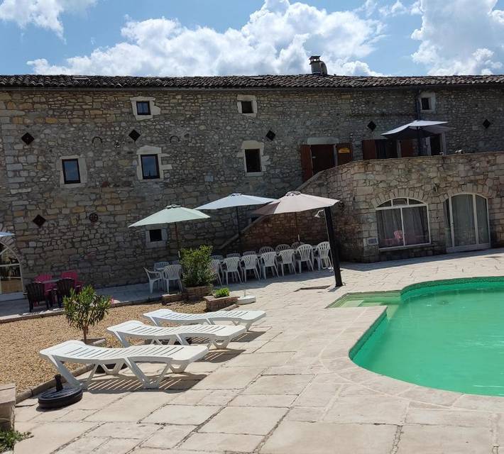 Chambre d’hôte pour 15 personnes, avec terrasse ainsi que jardin et piscine en Ardèche - 2