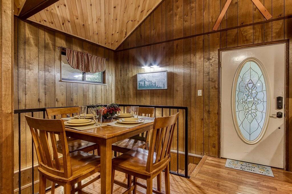 Log Cabin for 4 Guests in Gatlinburg, Sevier County