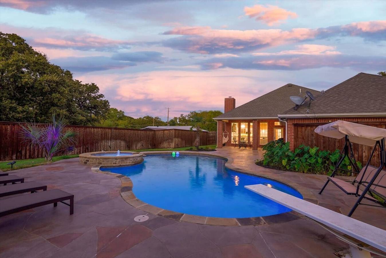 Impressive 5Br/3.5B Home - Pool, Game Cinema Room -11 Guests in Irving, Dallas County