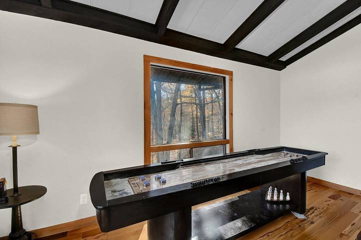 Lodge for 26 people, with yard and hot tub in Ohio