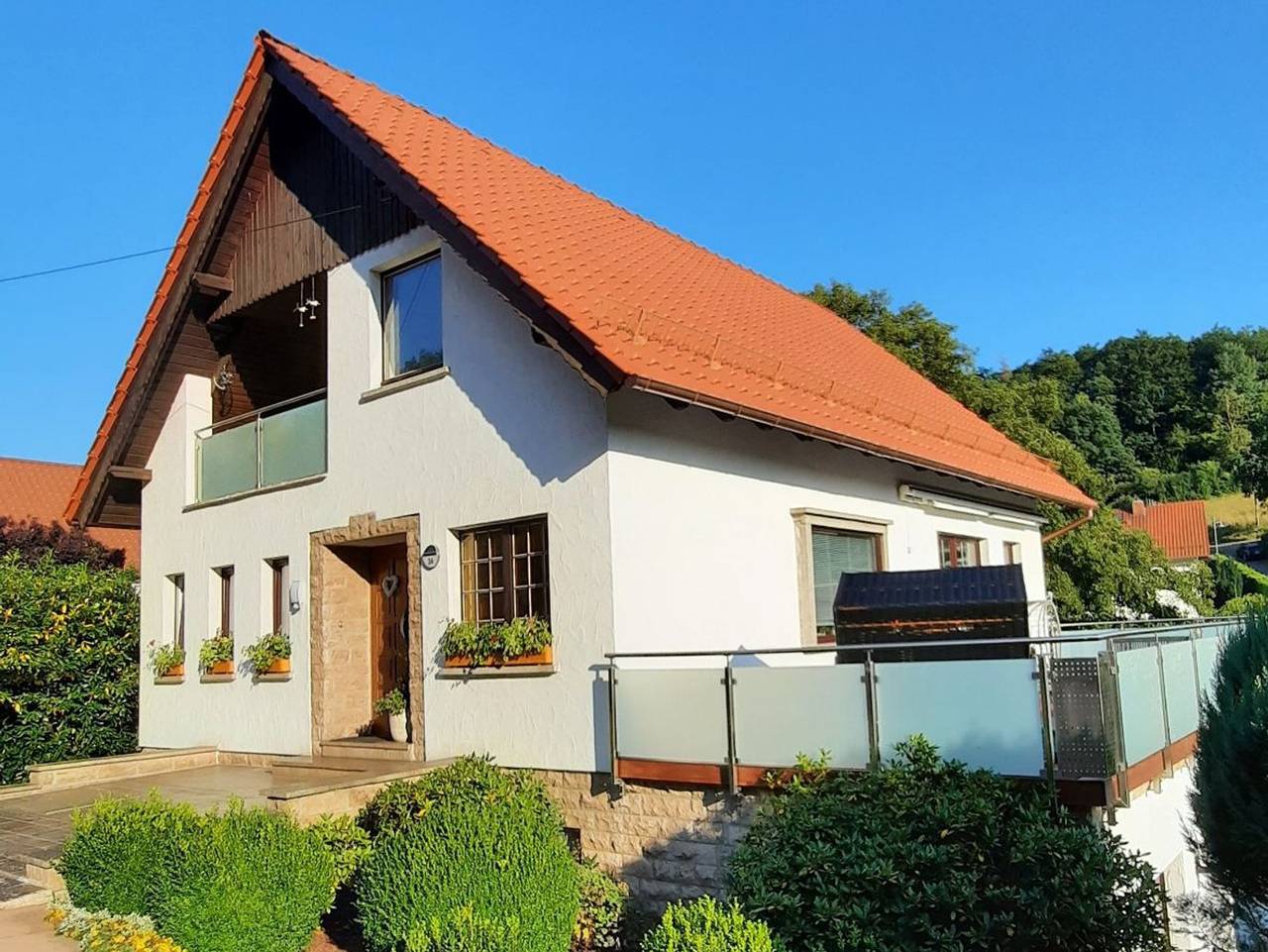 Ganze Ferienwohnung, Ferienwohnung am Rennsteig bei Eisenach - Fw mit Wohnzimmer, Schlafzimmer mit Boxspringbett und Dusche/Wc, E-Ladestation in Wartburg, Wolfsburg-Unkeroda